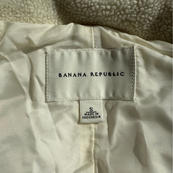 Banana Republic Women's Ivory Puffer Vest - Picture 3 of 7